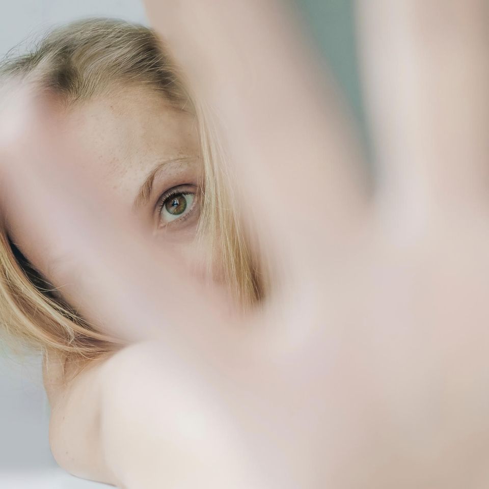 Scham zeigt an, dass wir uns verletzlich fühlen. Wir erröten und senken den Blick. Doch das Gefühl kann uns auch schützen 