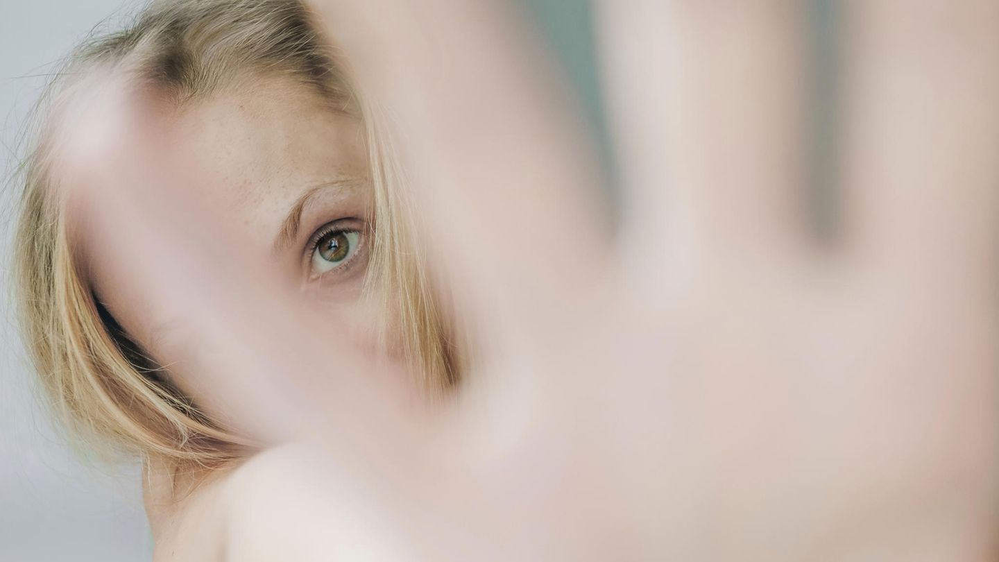 Scham zeigt an, dass wir uns verletzlich fühlen. Wir erröten und senken den Blick. Doch das Gefühl kann uns auch schützen 