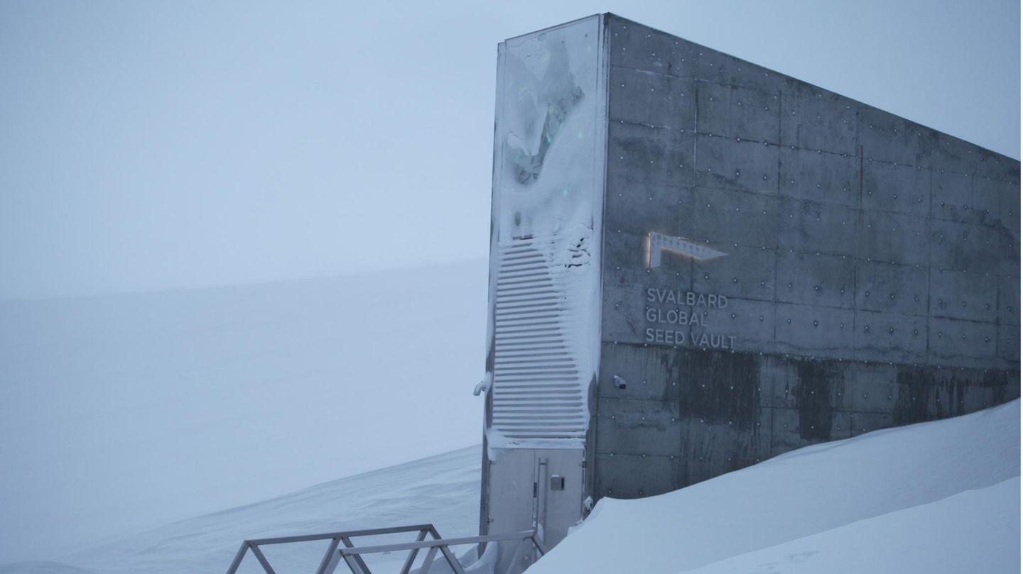Eingang des Saatguttresors umgeben von Schnee