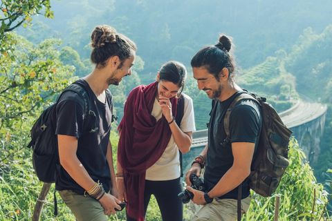 Drei Junge Menschen stehen in Sri Lank zusammen und lachen