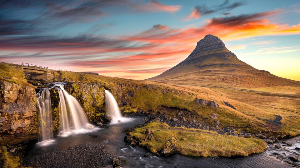 Der Berg Kirkjufell liegt im Westen von Island Der Berg Kirkjufell liegt im Westen von Island