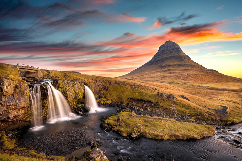 Der Berg Kirkjufell liegt im Westen von Island