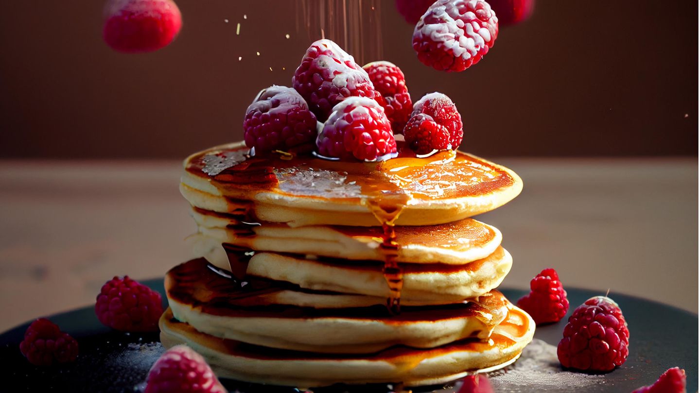 Nahaufnahme von Pfannkuchen, mit frischen Himbeeren und Ahornsirup