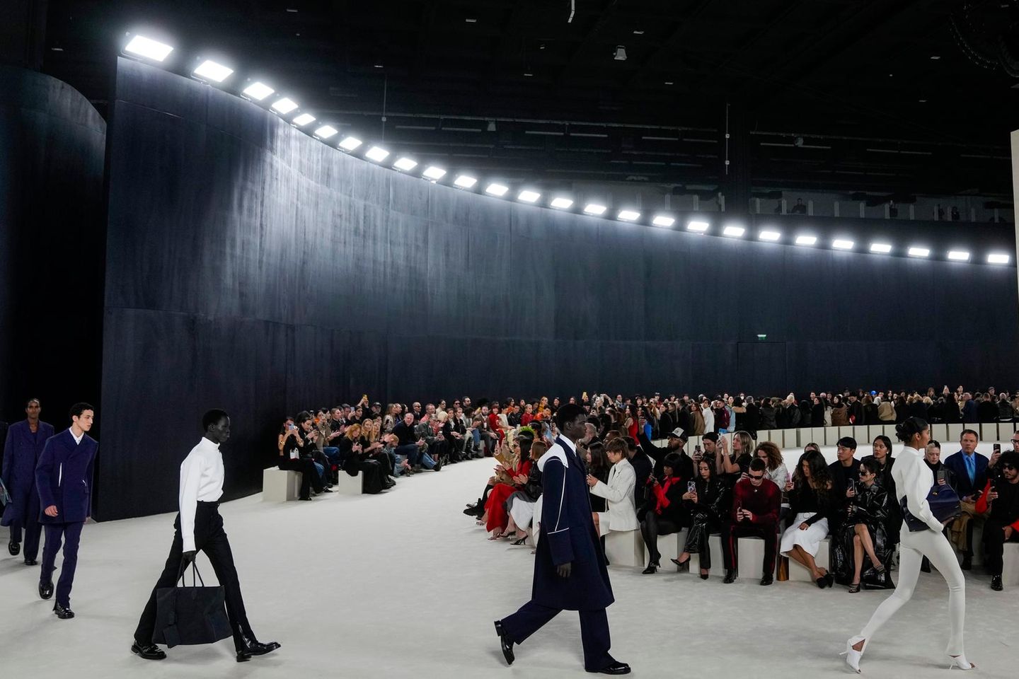 Modeschau in Mailand: Nachhaltigkeit rangiert bei den meisten Kund*innen nicht an erster Stelle