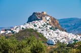 Blick auf den Hauptort von Skyros am Felsen in Griechenland