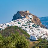 Blick auf den Hauptort von Skyros am Felsen in Griechenland