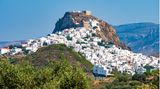 Blick auf den Hauptort von Skyros am Felsen in Griechenland