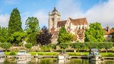 Kirche und Yachten in Dole, Frankreich