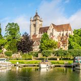 Kirche und Yachten in Dole, Frankreich