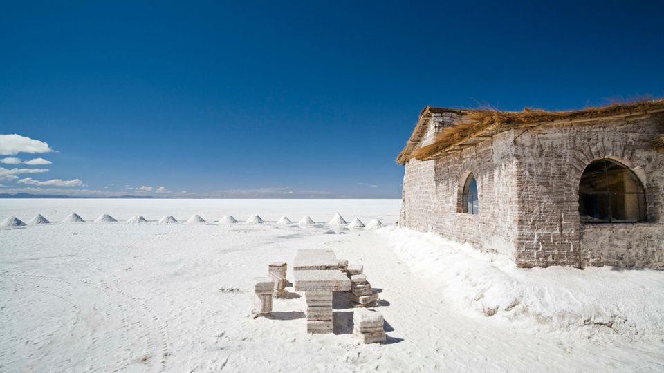 Salz so weit das Auge reicht: Das Salzhotel Playa Blanca liegt mitten in der Salar de Uyuni. Eine Stele erinnert daran, dass hier auch mal die Rallye Dakar Station machte Das Salzhotel Playa Blanca liegt mitten in der Salar de Uyuni. Eine Stele erinnert daran, dass hier auch mal die Rallye Dakar Station machte