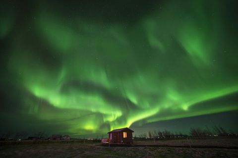 Nordlicht über dem Süden Islands: Das Magnetfeld ist eine komplexe und dynamische Kraft, die die Erde vor kosmischer Strahlung und geladenen Teilchen der Sonne schützt. Diese Sonnenstürme sind nicht nur für faszinierende Polarlichter verantwortlich, sie können in unserer hochtechnologisierten Welt auch erhebliche Schäden anrichten