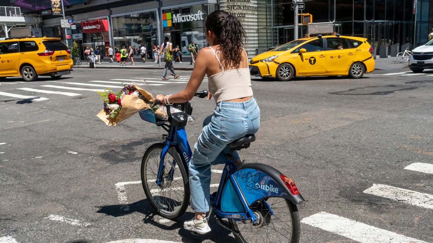 Eine Frau fährt mit einem Fahhard durch New York
