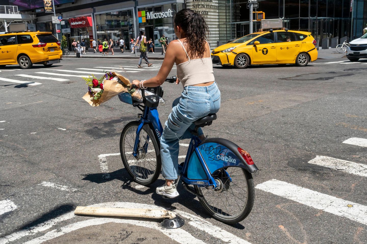 Eine Frau fährt mit einem Fahhard durch New York