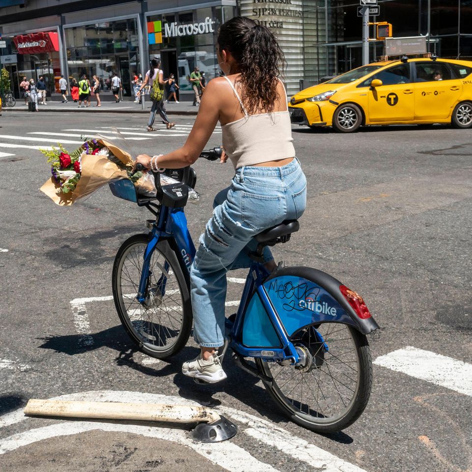 Eine Frau fährt mit einem Fahhard durch New York