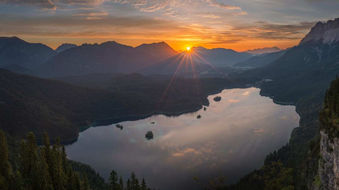 Sonnenaufgang am bayerischen Eibsee: Am 20. März markiert die Tag-und-Nacht-Gleiche den Beginn des kalendarischen Frühlings