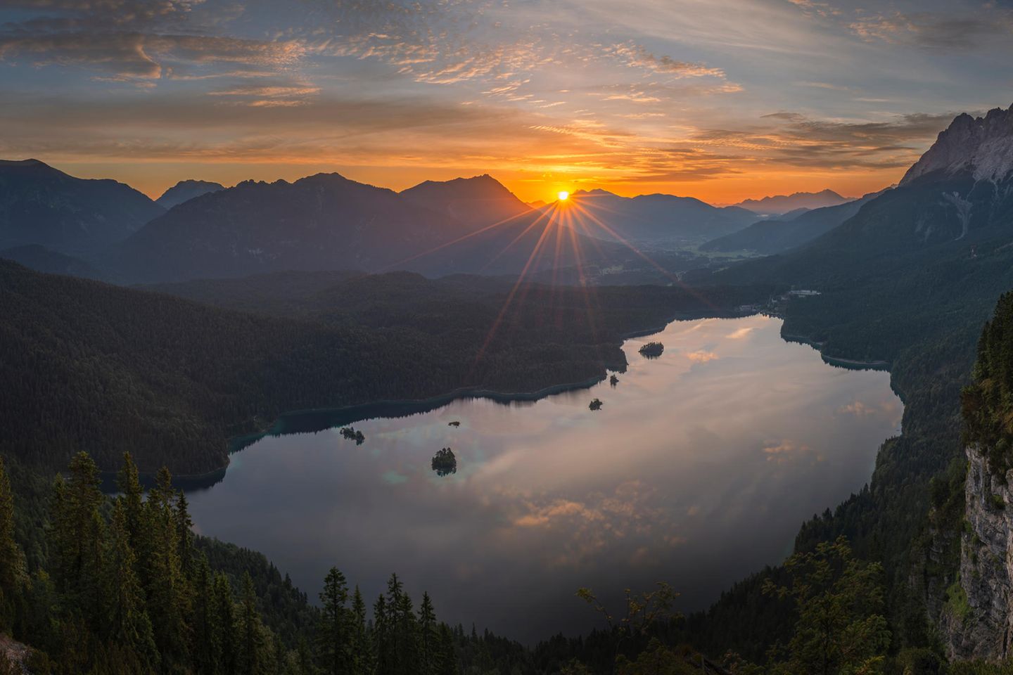 Sonnenaufgang am bayerischen Eibsee: Am 20. März markiert die Tag-und-Nacht-Gleiche den Beginn des kalendarischen Frühlings