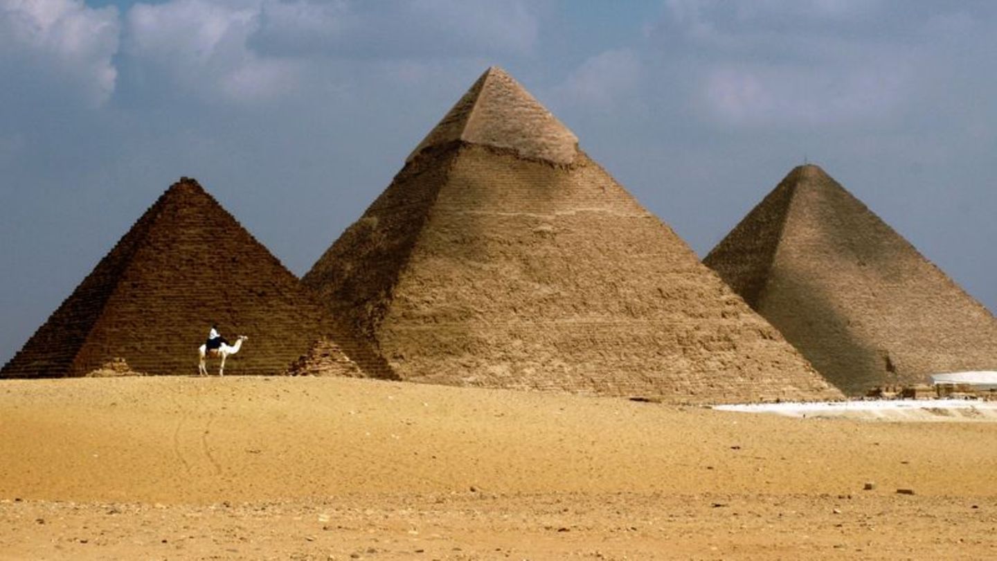 Die Pyramiden des Mykerinos, des Chephren und Cheops (v.l.n.r.)
