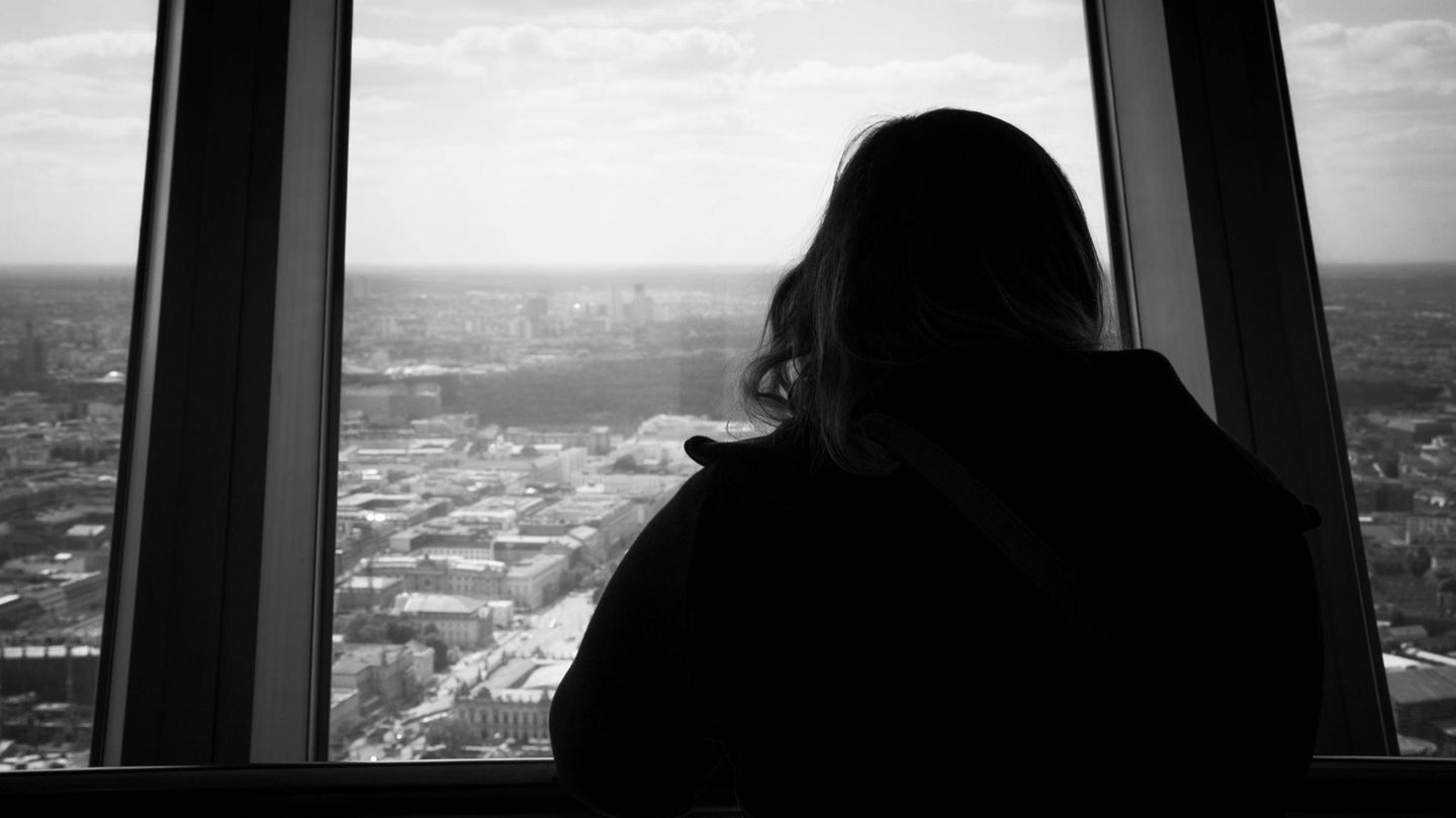 Laut einer Online-Umfrage sind viele Menschen in Deutschland von psychischen Erkrankungen betroffen. Einige Teilnehmer geben an, dass das Internet, gesellschaftliche Erwartungen und steigende Preise ihre Situation negativ beeinflussen