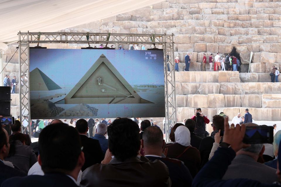 Bei einer Pressekonferenz am 2. März 2023 in Kairo berichten die Forschenden von ihrer neuen Entdeckung in der Cheops-Pyramide