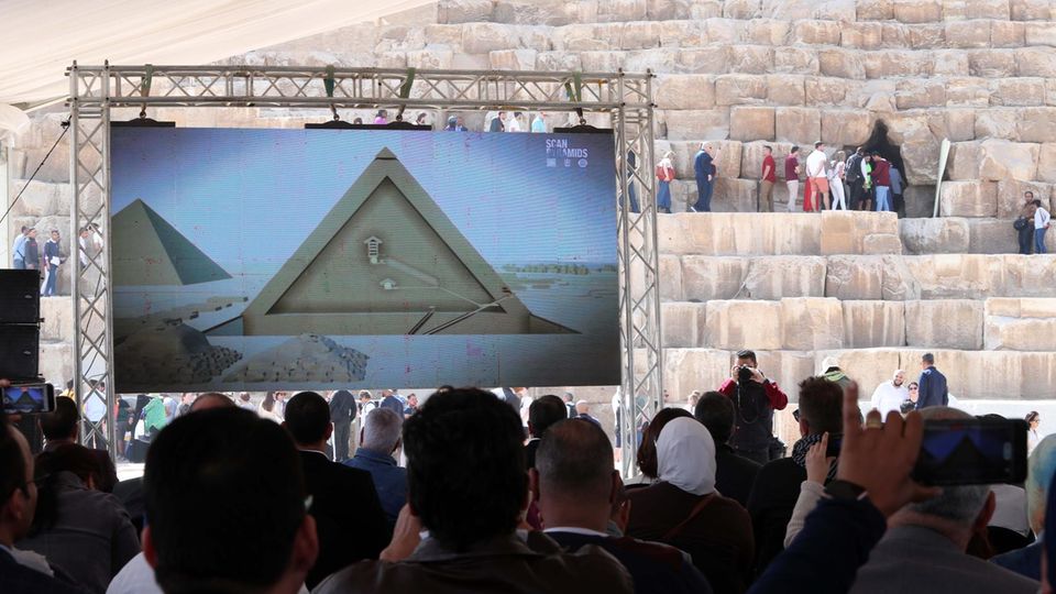 Bei einer Pressekonferenz am 2. März 2023 in Kairo berichten die Forschenden von ihrer neuen Entdeckung in der Cheops-Pyramide