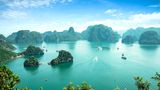 Bucht von Halong mit türkisfarbenem Wasser und begrünten Felsen, die aus dem Wasser ragen