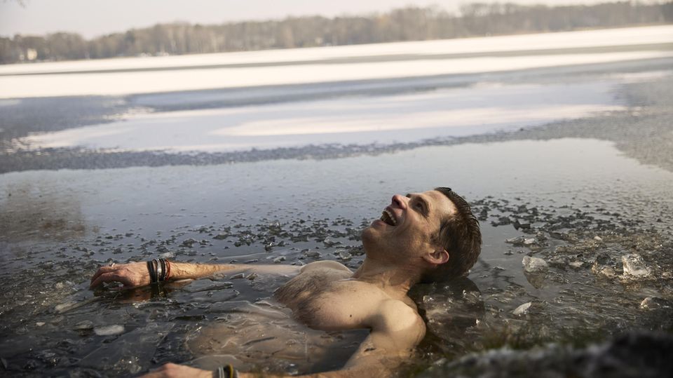 Bas Kast beim Eisbaden