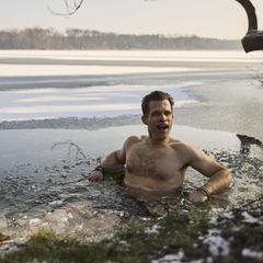 Bestselelr-Autor Bas Kast beim Eisbaden