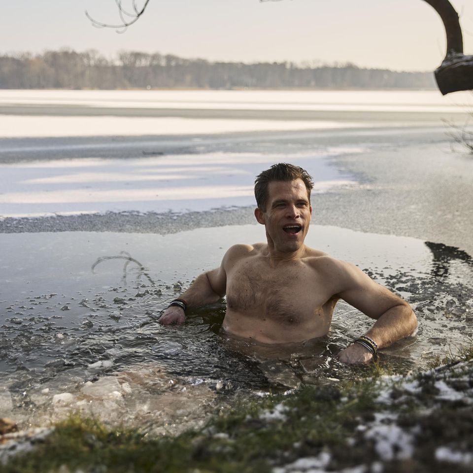 Bestselelr-Autor Bas Kast beim Eisbaden