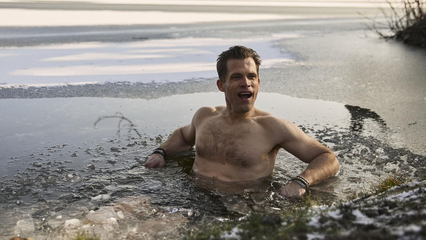 Bestselelr-Autor Bas Kast beim Eisbaden