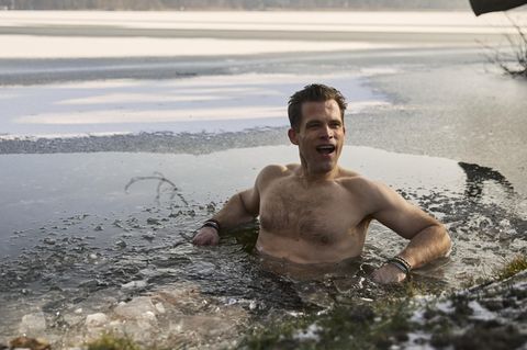 Bestselelr-Autor Bas Kast beim Eisbaden