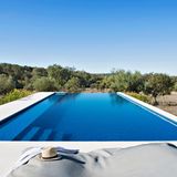 Aus der Ferne wirkt er wie ein fehlgelandetes Ufo: ein grellweißer, brutalistischer Bau zwischen struppigen Eichen- und Olivenwäldern. Trotz aller Strenge ist die Villa Extramuros im Nirgendwo Südportugals ein irre gemütlicher Zufluchtsort. Städte sind fern. Es gibt nichts zu tun, außer in den fünf durchdesignten Zimmern auszuschlafen, ein paar Bahnen im Infinitypool zu ziehen oder stundenlang zu spazieren – bis der Kopf so herrlich leer ist wie die Landschaft.