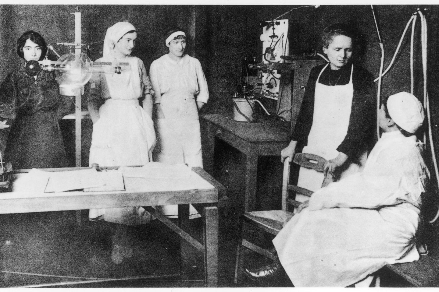 Marie Curie mit Krankenschwestern