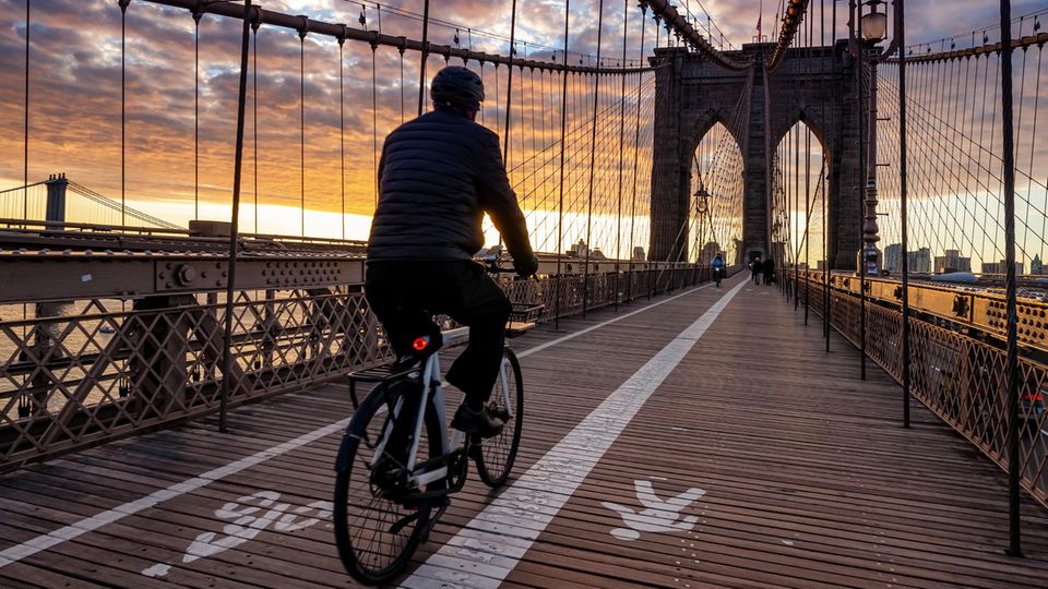Fahrradfahrer auf der Brooklyn Bridge Fahrradfahrer auf der Brooklyn Bridge