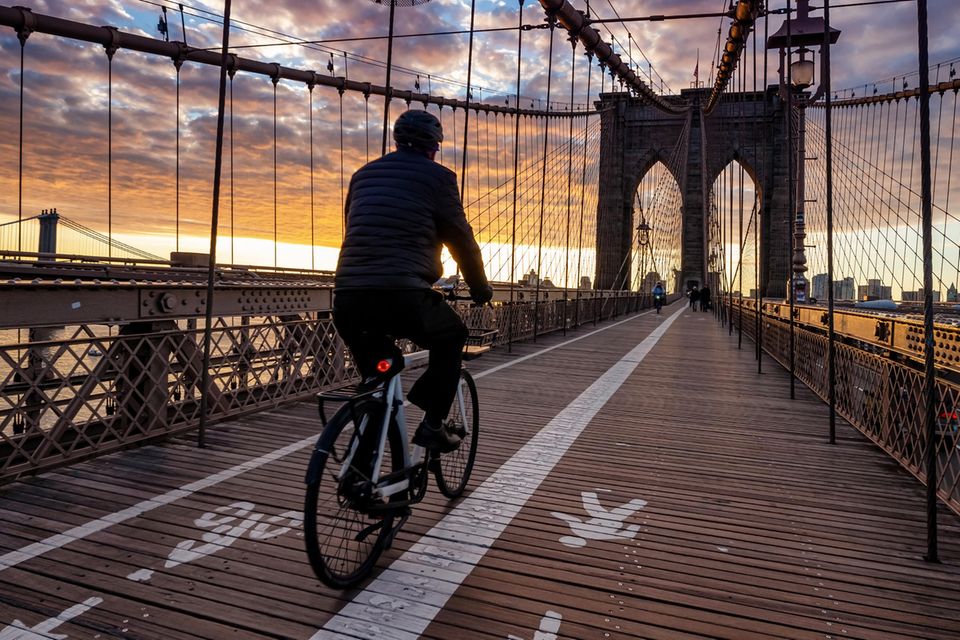 Fahrradfahrer auf der Brooklyn Bridge
