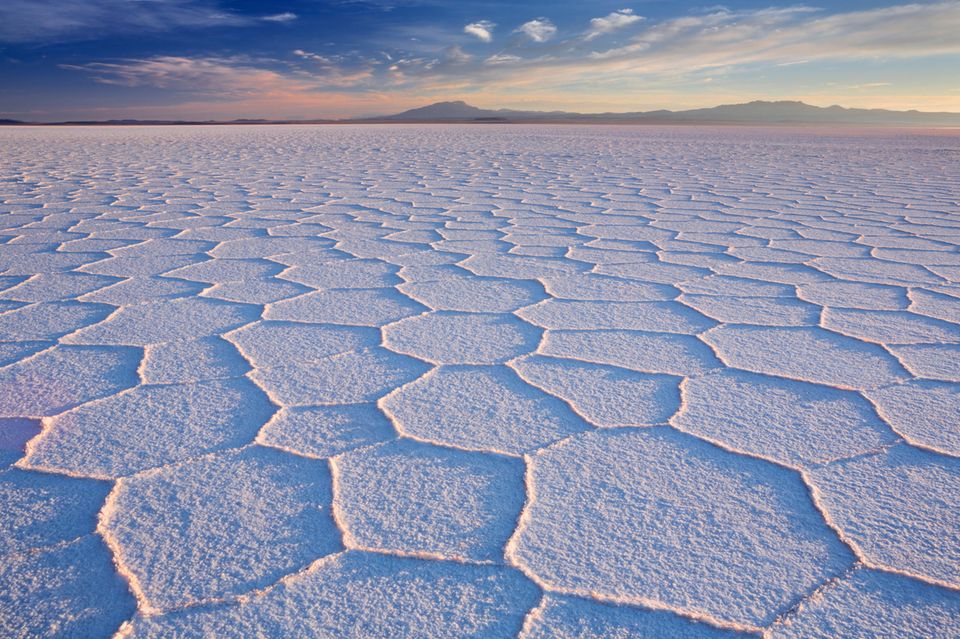 Wabenförmige Muster in einer der berühmtesten Salzwüsten der Erde, der bolivianischen Salar de Uyuni