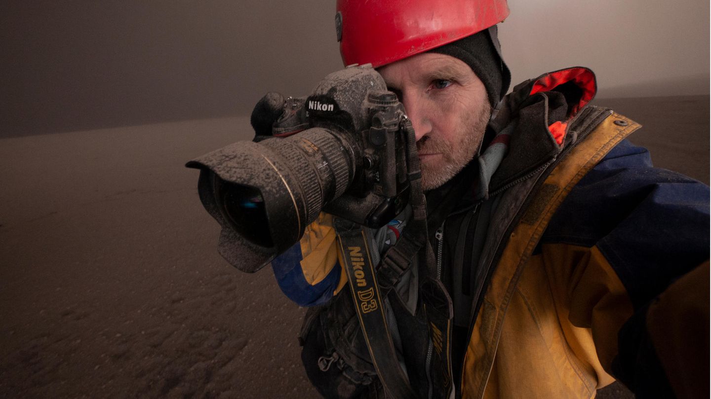 Wie viele Kameras Carsten Peter schon verschlissen hat? Der Fotograf (hier auf Island) hat längst aufgehört zu zählen. Vulkanasche, feines Gestein und ätzende Gase setzen dem Gehäuse und den Objektiven heftig zu