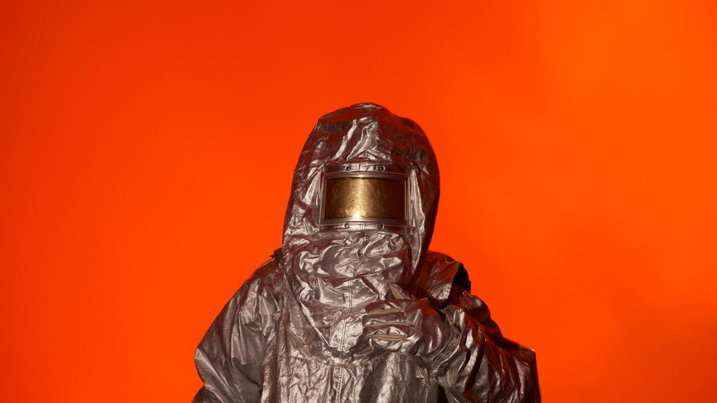 Nur im Hitzeschutzanzug dürfen Vulkanologinnen und Vulkanologen sich in die Nähe vieler Feuerberge wagen, um zum Beispiel Lavaproben zu entnehmen. Auch für Carsten Peter ist er überlebenswichtig, wie hier im Krater des Nyiragongo in der Demokratischen Republik Kongo