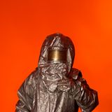 Nur im Hitzeschutzanzug dürfen Vulkanologinnen und Vulkanologen sich in die Nähe vieler Feuerberge wagen, um zum Beispiel Lavaproben zu entnehmen. Auch für Carsten Peter ist er überlebenswichtig, wie hier im Krater des Nyiragongo in der Demokratischen Republik Kongo