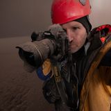 Wie viele Kameras Carsten Peter schon verschlissen hat? Der Fotograf (hier auf Island) hat längst aufgehört zu zählen. Vulkanasche, feines Gestein und ätzende Gase setzen dem Gehäuse und den Objektiven heftig zu