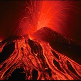 Der Ätna im Osten Siziliens ist der Dauerbrenner unter den Vulkanen Europas. Sein fantastisches Feuerwerk aus glühendem Gestein und die Lavaströme wirken, als leuchte der Berg von innen