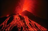 Der Ätna im Osten Siziliens ist der Dauerbrenner unter den Vulkanen Europas. Sein fantastisches Feuerwerk aus glühendem Gestein und die Lavaströme wirken, als leuchte der Berg von innen