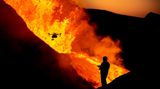 Rund 200 Vulkane, knapp 30 davon aktiv: Island ist die größte Vulkaninsel der Erde. Bei der Eruption des Fagradalsfjall 2021 nicht weit von der Hauptstadt Reykjavik fingen manche Besucher die spektakulären Bilder mit der Drohnenkamera ein
