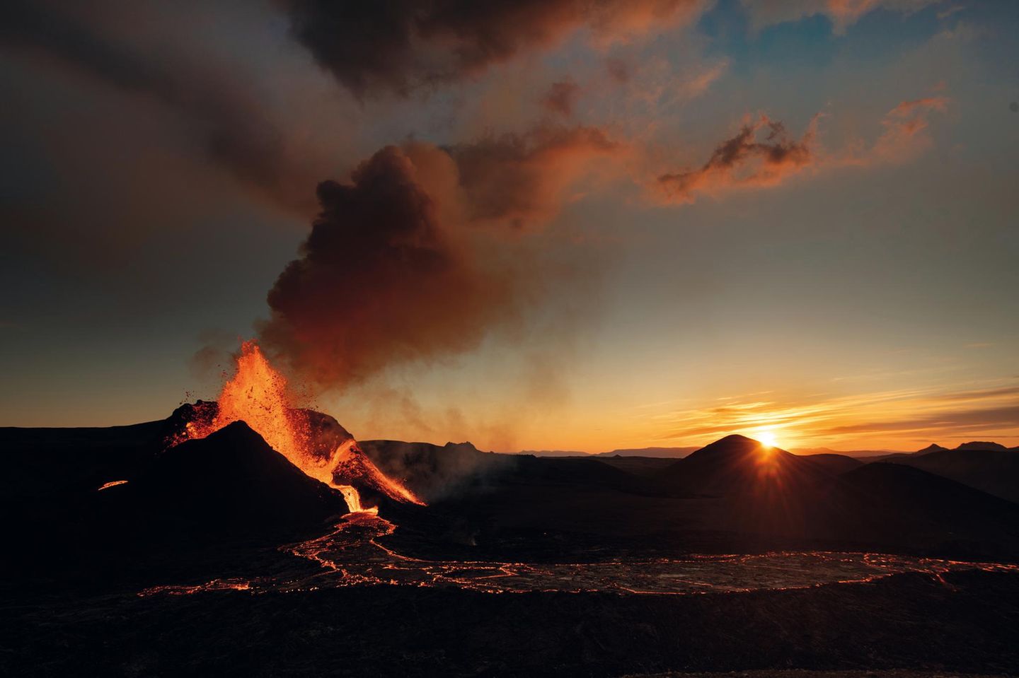 Fotostrecke: Als am 19. März 2021 der Fagradalsfjall ausbrach, ließen sich trotz der Corona-Pandemie viele Tausende Menschen nicht davon abhalten, nach Island zu reisen. Die Eruption verlief ohne gefährliche Explosionen, so konnten sich die Vulkanfans dem Spektakel bis auf wenige Meter nähern Als am 19. März 2021 der Fagradalsfjall ausbrach, ließen sich trotz der Corona-Pandemie viele Tausende Menschen nicht davon abhalten, nach Island zu reisen. Die Eruption verlief ohne gefährliche Explosionen, so konnten sich die Vulkanfans dem Spektakel bis auf wenige Meter nähern