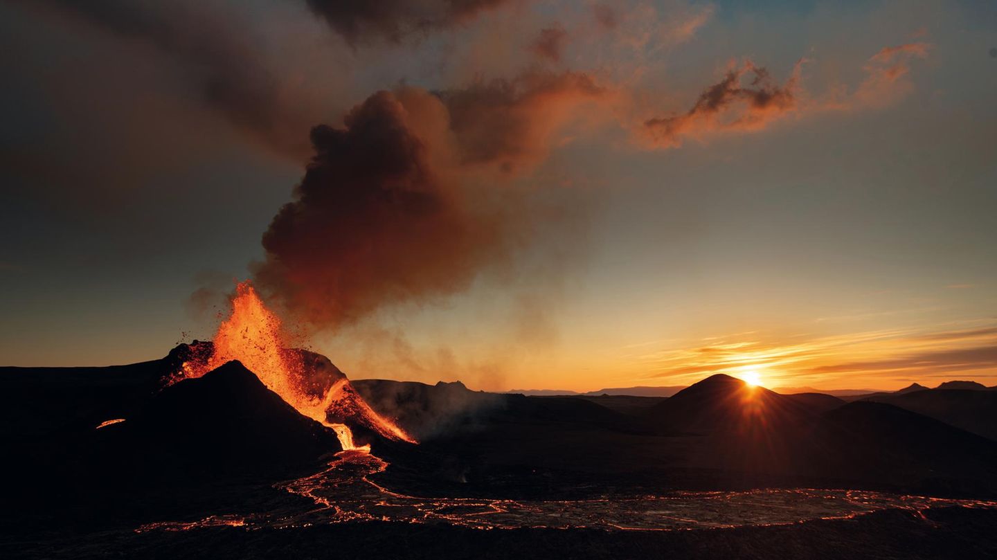 Als am 19. März 2021 der Fagradalsfjall ausbrach, ließen sich trotz der Corona-Pandemie viele Tausende Menschen nicht davon abhalten, nach Island zu reisen. Die Eruption verlief ohne gefährliche Explosionen, so konnten sich die Vulkanfans dem Spektakel bis auf wenige Meter nähern