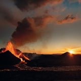 Als am 19. März 2021 der Fagradalsfjall ausbrach, ließen sich trotz der Corona-Pandemie viele Tausende Menschen nicht davon abhalten, nach Island zu reisen. Die Eruption verlief ohne gefährliche Explosionen, so konnten sich die Vulkanfans dem Spektakel bis auf wenige Meter nähern