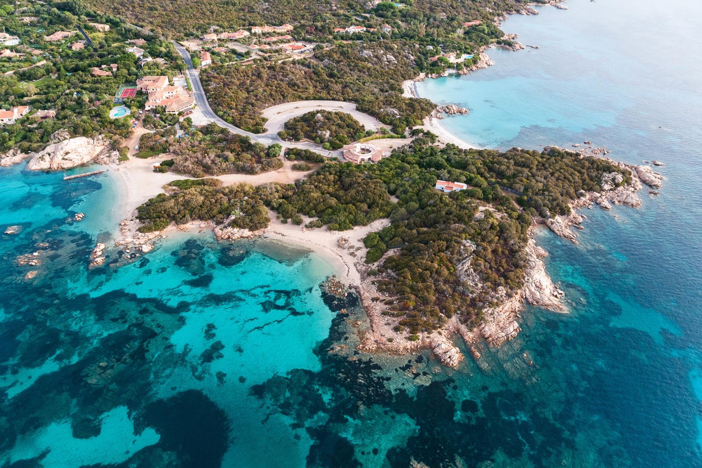 Blick aus der Vogelperspektive auf die Costa Smeralda, Sardinien