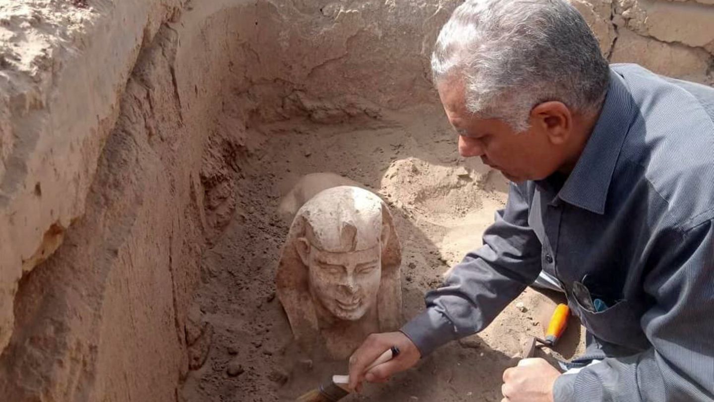 Lächelnde Sphynx wird ausgegraben