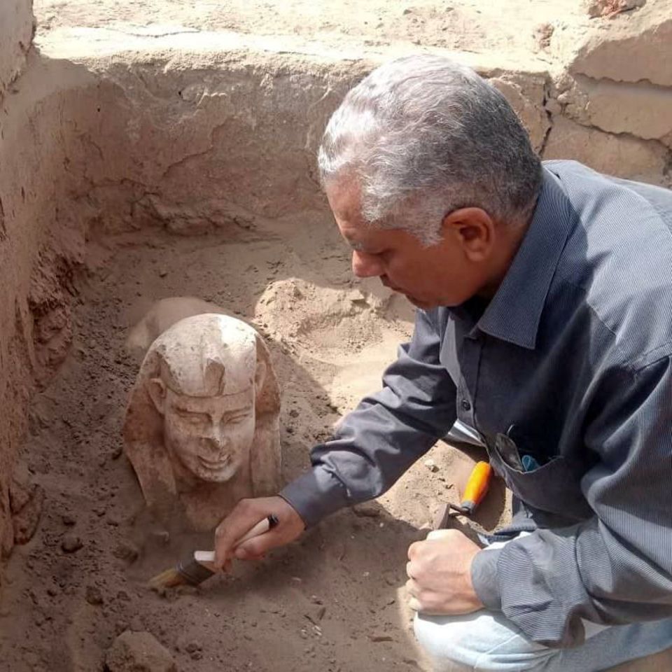 Lächelnde Sphynx wird ausgegraben