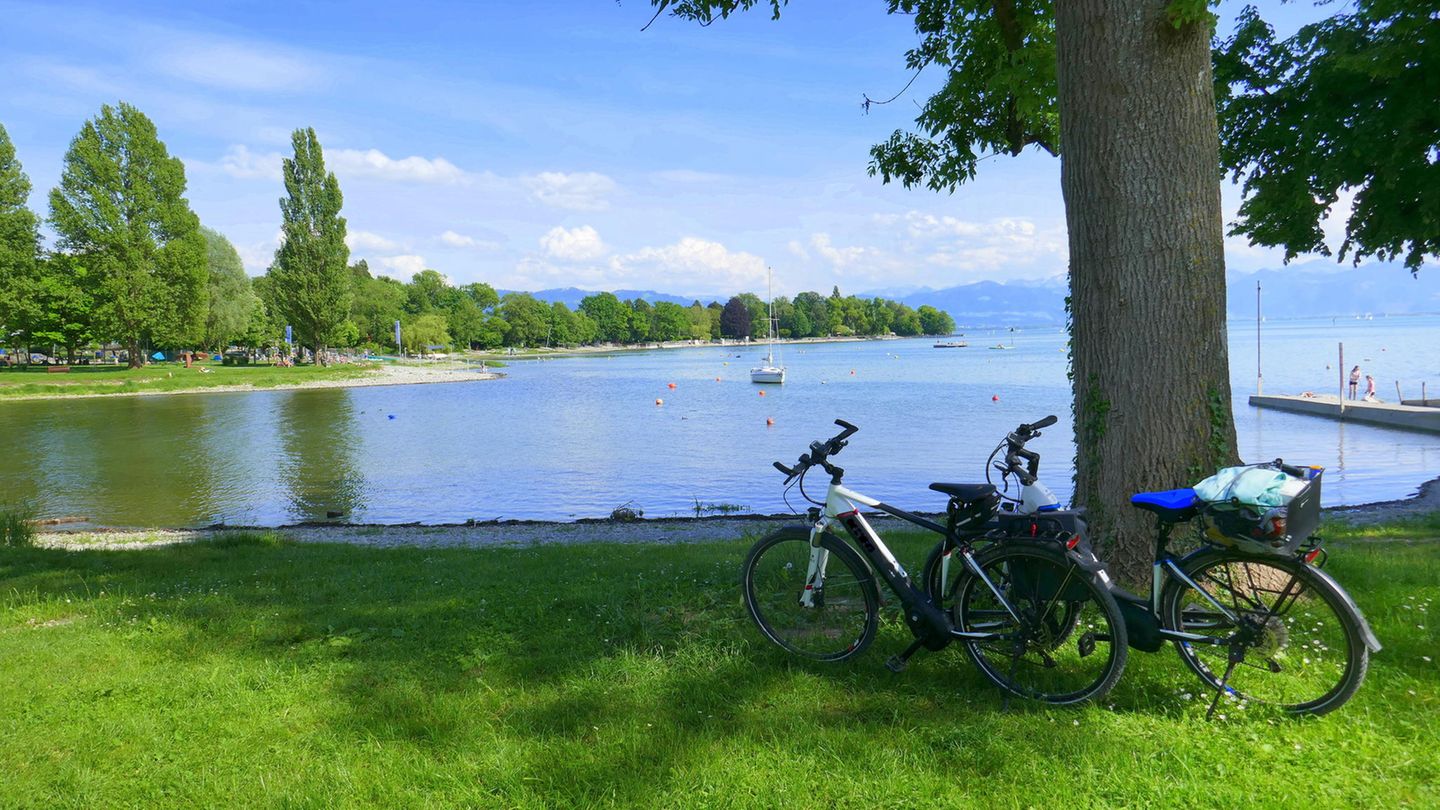 Zwei Fahrräder am Bodensee-Radweg bei Wasserburg
