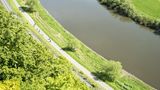 Blick von der Aussichtsplattform Skywalk in Würgassen auf den Weser-Radweg